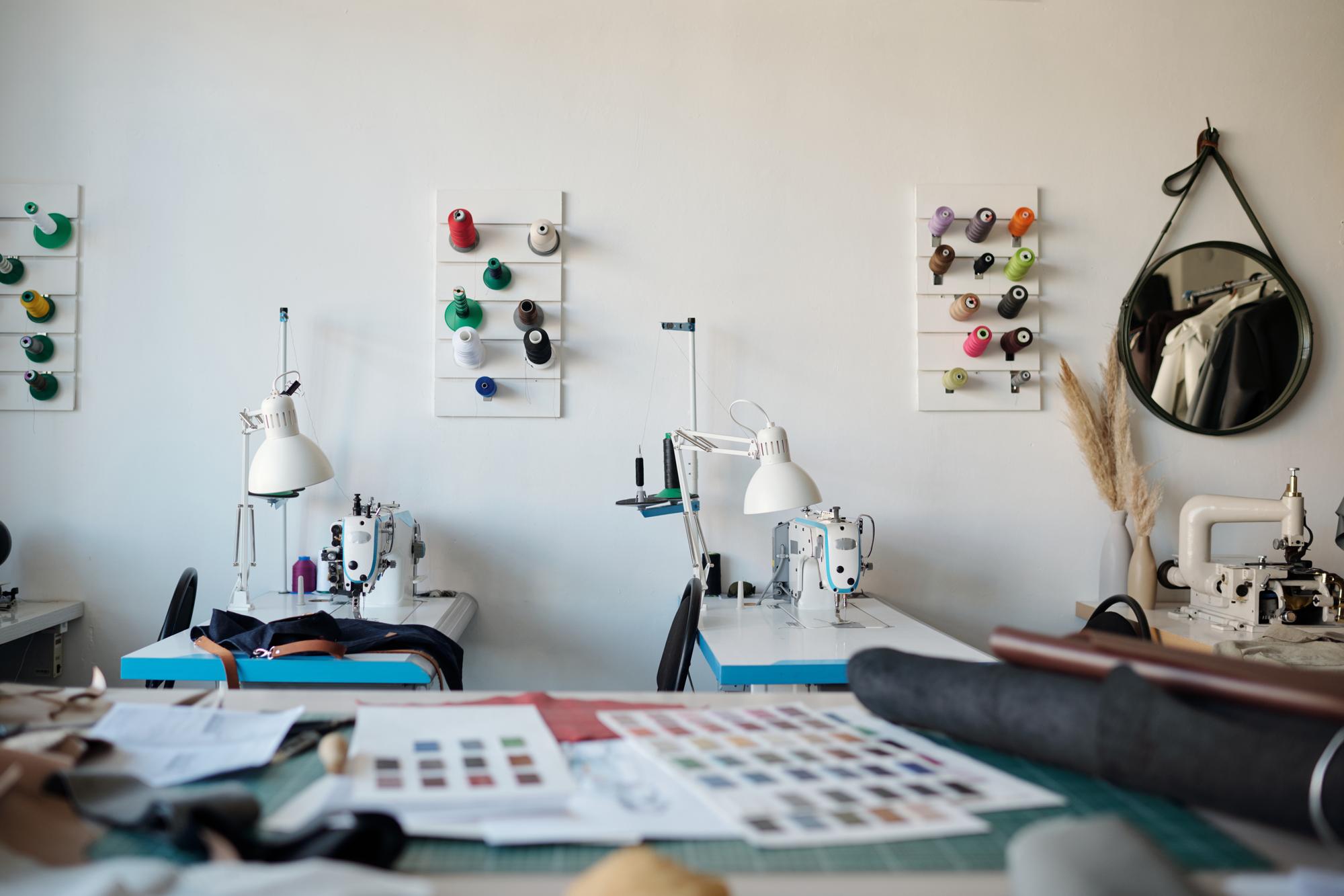 Interno atelier con postazione macchina da ricamo e area di controllo qualità